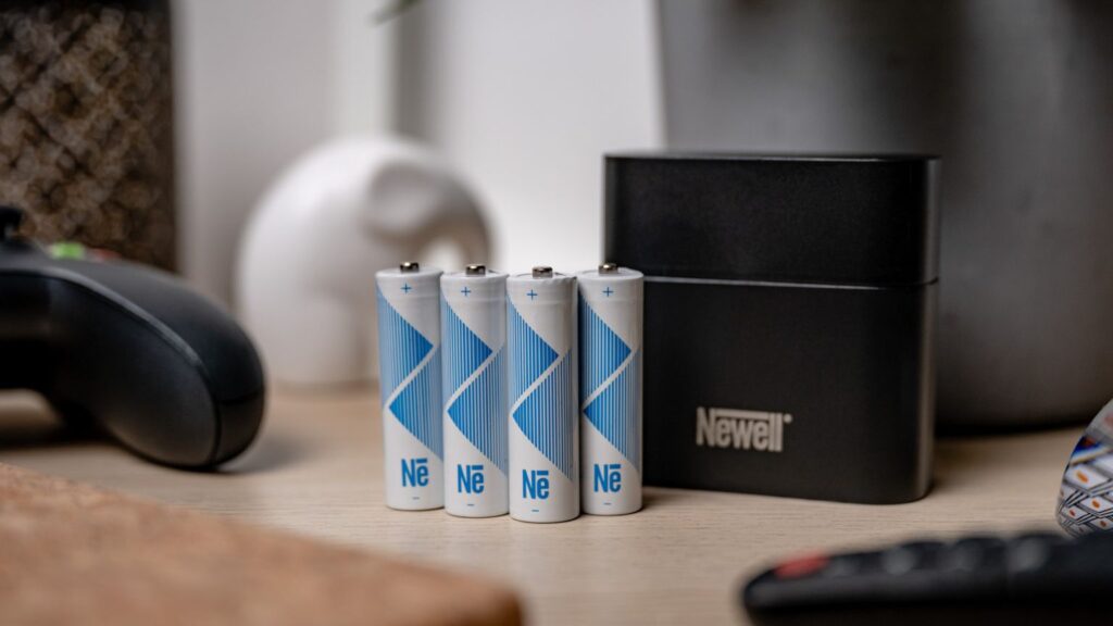 Ładowarka 4-kanałowa Newell do akumulatorów Li-ion + 4 akumulatory Li-ion AA 2200 mAh